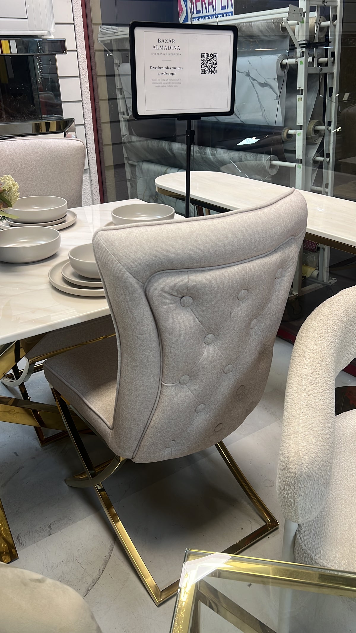 ✨ Silla MODELO CAPITONIO tapizada beige con acabado dorado – Elegancia moderna para tu hogar ✨