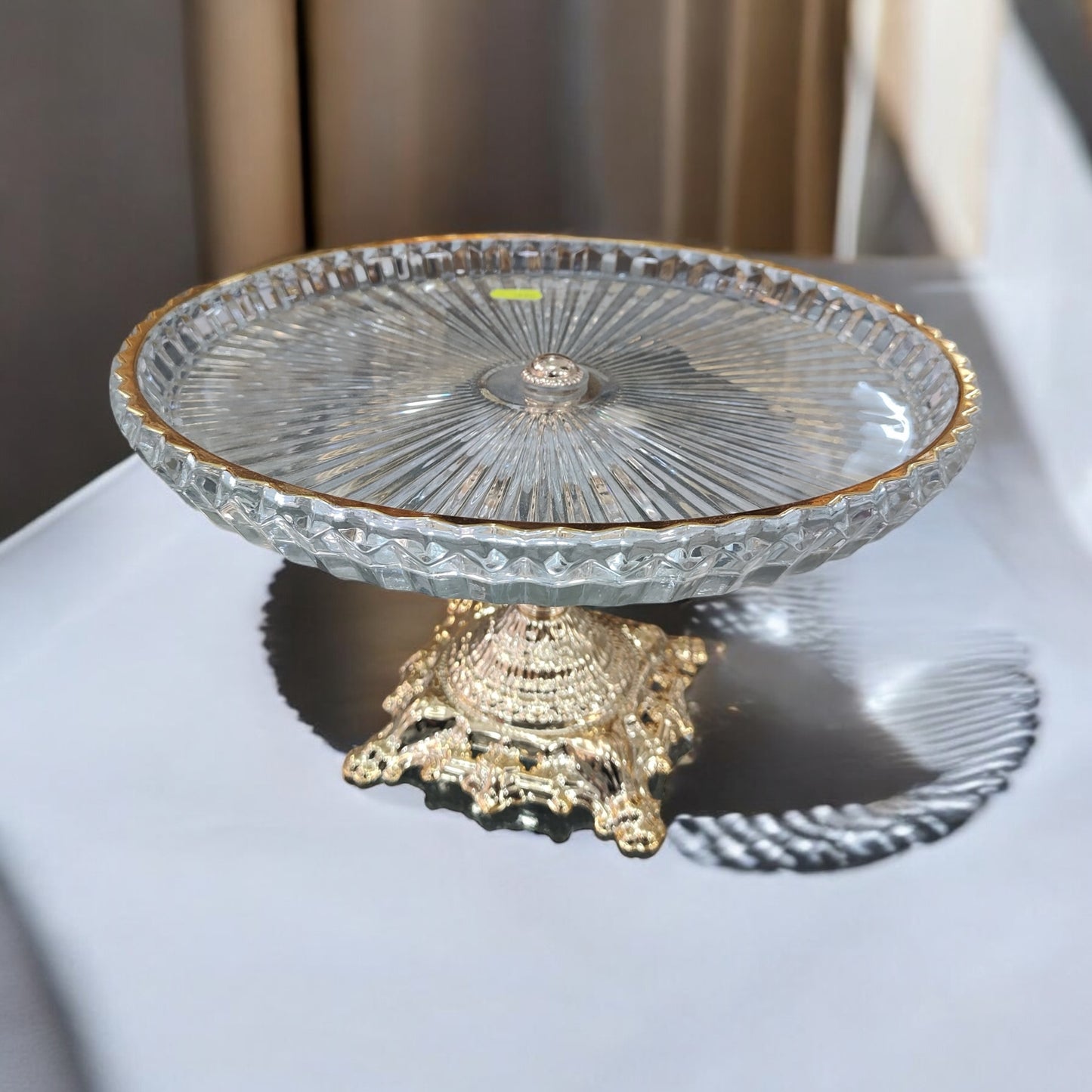 Bandeja alta de cristal redondo con base ornamentada