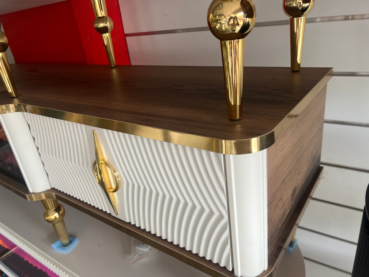 Móvel TV com lareira digital - Branco com detalhes dourados