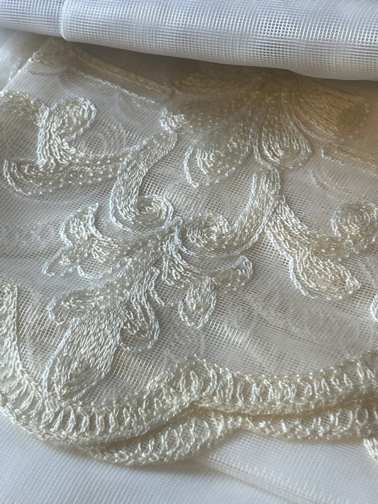 CORTINA VOILE BORDADA MODELO LOTUS 140 x 240 CM – COLOR CREMA