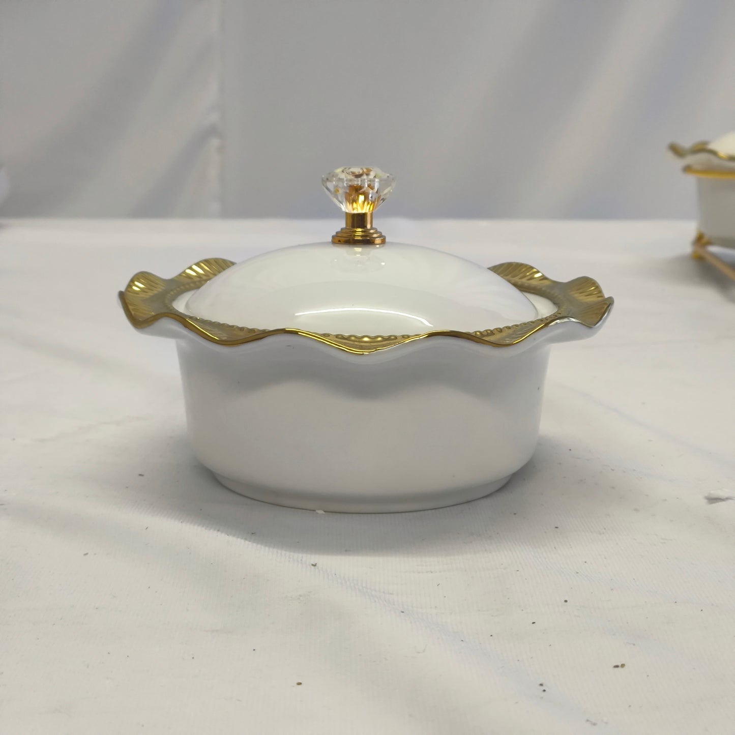 Set de 6 Contenedores de Porcelana con Tapa y Base Dorada – Condimentero Elegante para Mesa y Cocina