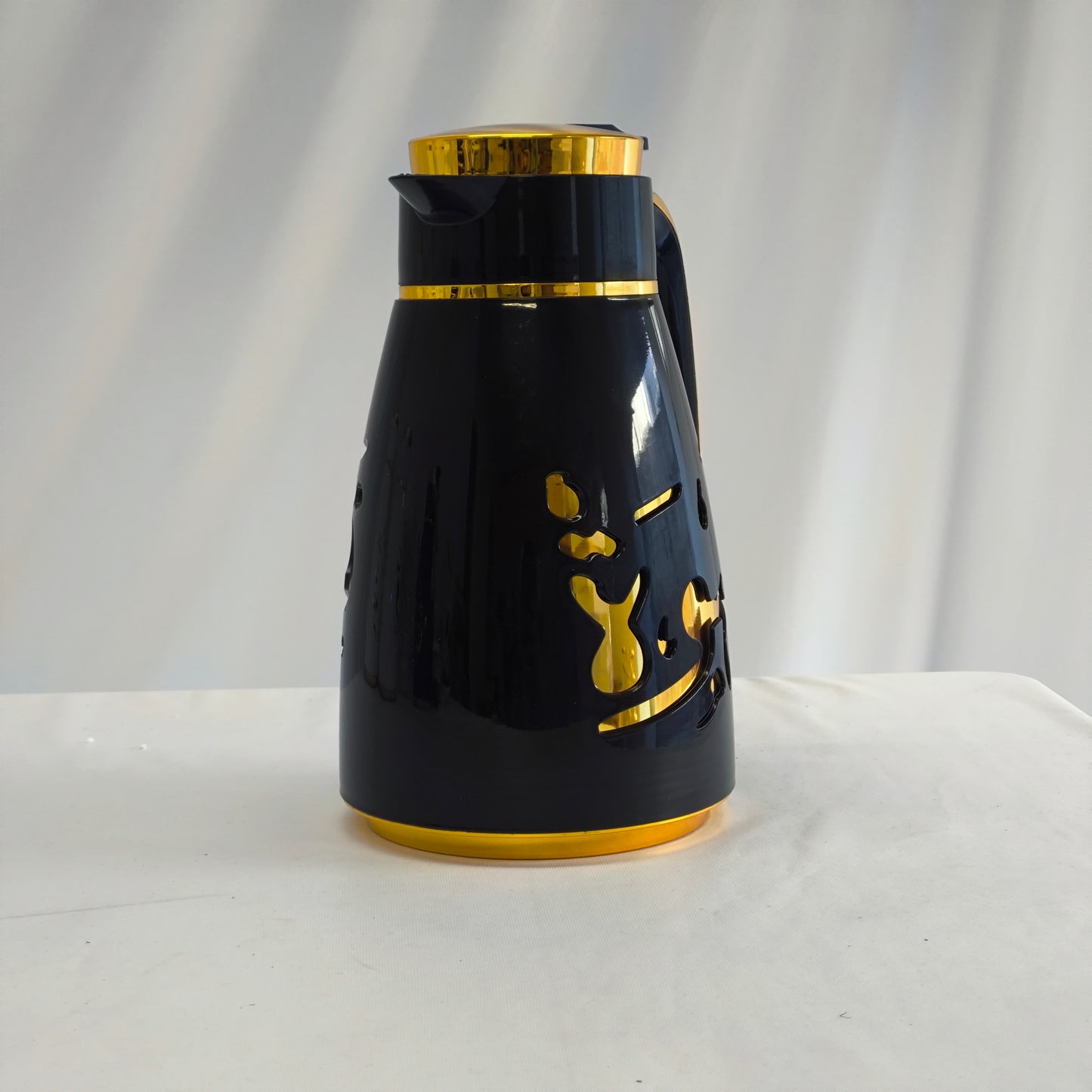 Termo Árabe Premium en Negro con Detalles Dorados – Conservación Térmica para Café y Té