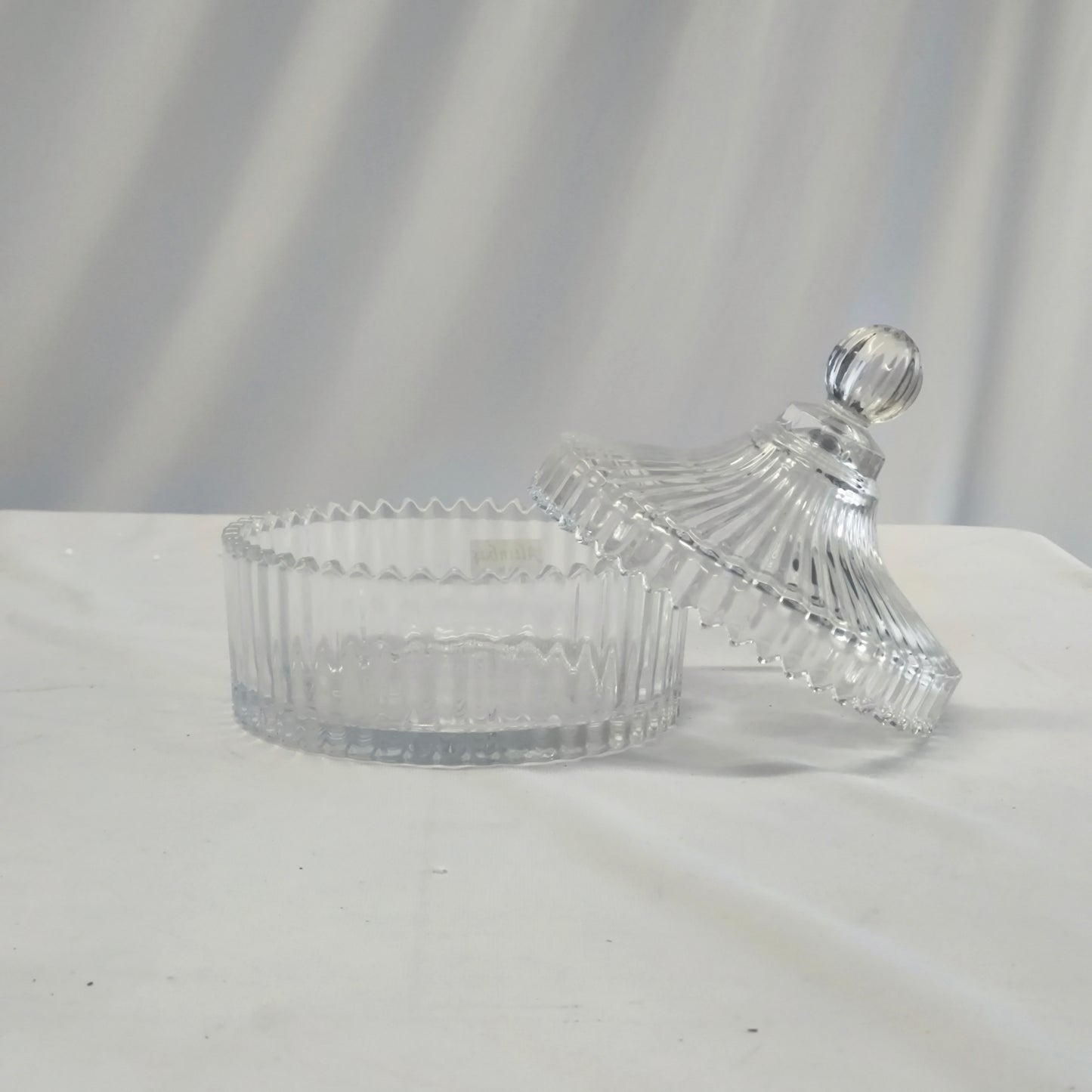 Frasco Decorativo de Cristal con Tapa Tallada – Elegancia para Almacenaje y Decoración