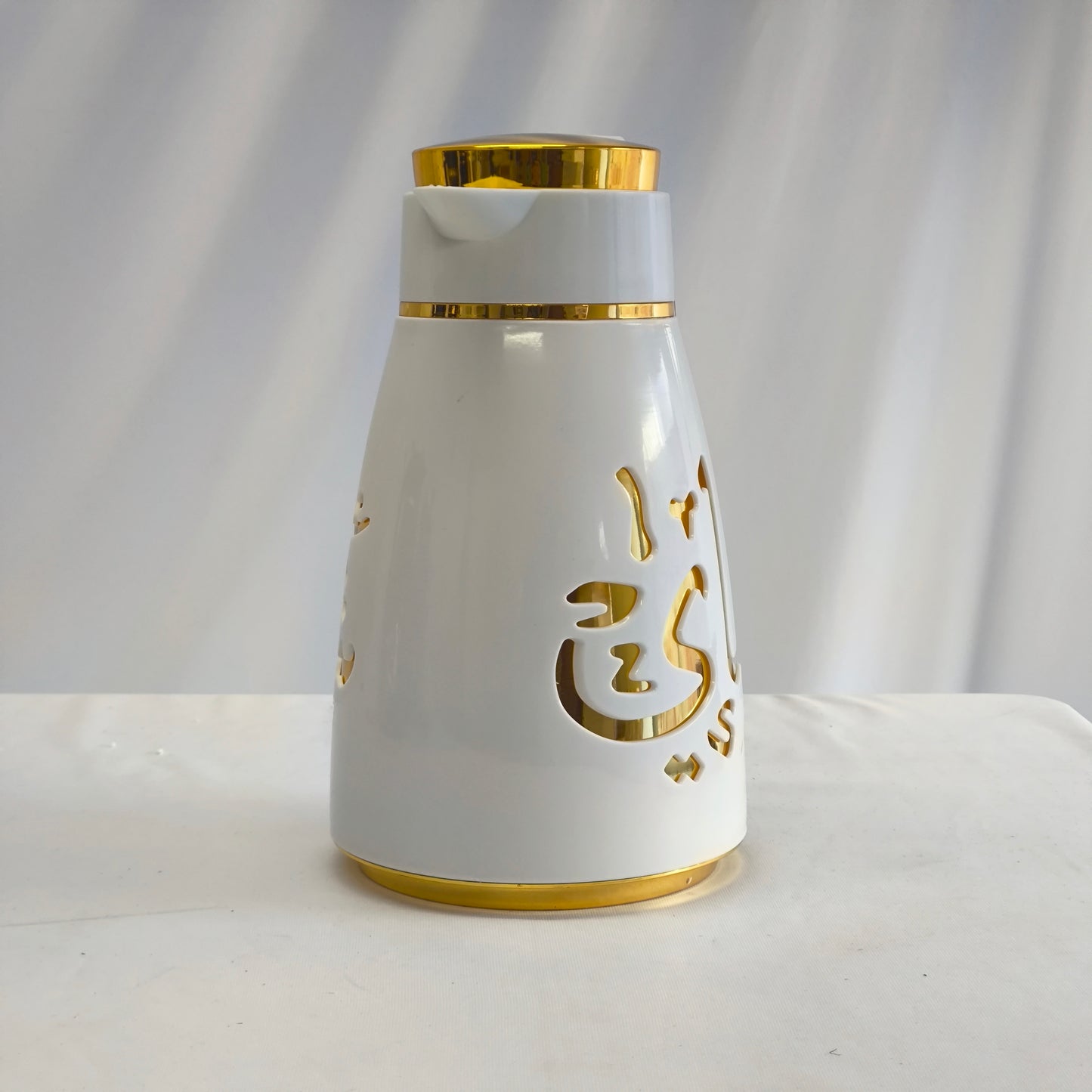 Termo Árabe de Lujo para Café y Té – Diseño Blanco con Detalles Dorados (Alta Conservación de Temperatura)