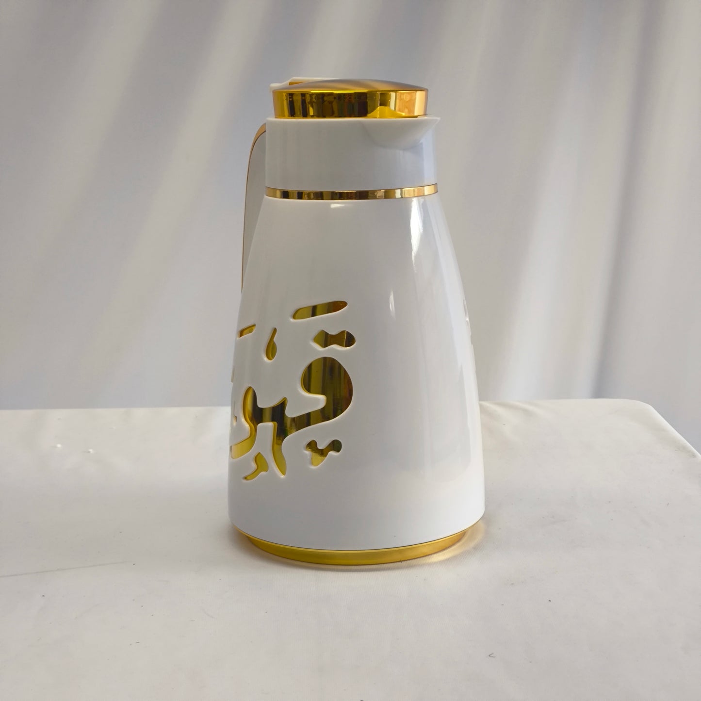 Termo Árabe de Lujo para Café y Té – Diseño Blanco con Caligrafía Dorada (Conservación Térmica Prolongada)
