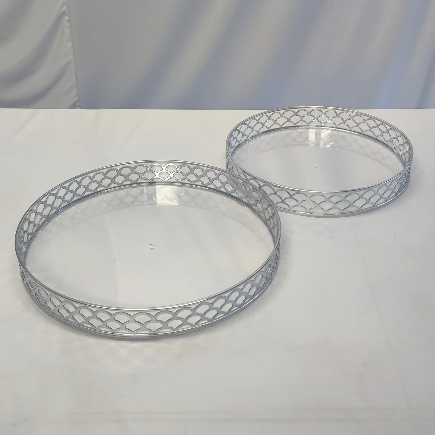 Conjunto de 2 Tabuleiros Decorativos Prateados – Elegantes Tabuleiros Redondos para Mesa e Decoração