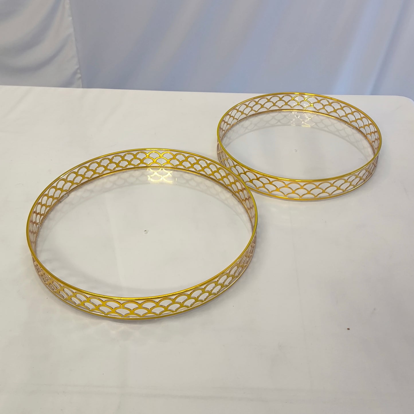 Conjunto de 2 Tabuleiros Decorativos Redondos em Dourado – Elegantes Tabuleiros para Mesa e Decoração