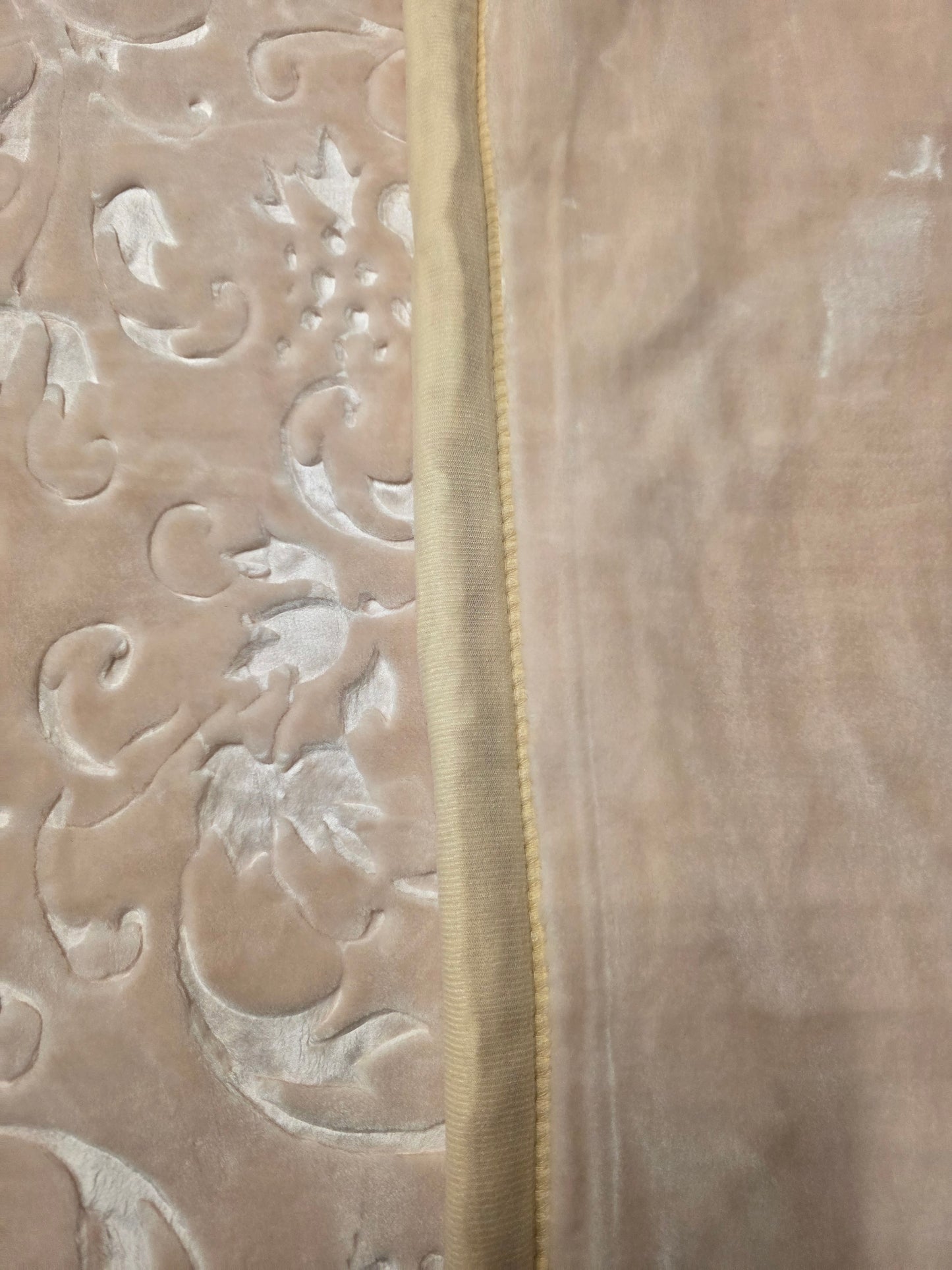 🛏️✨ Manta Súper Suave de Lujo HOME Deluxe 220x240 cm – 5,65 kg – 100% Poliéster – Gramaje 1.070 g/m² - COLOR CREMA