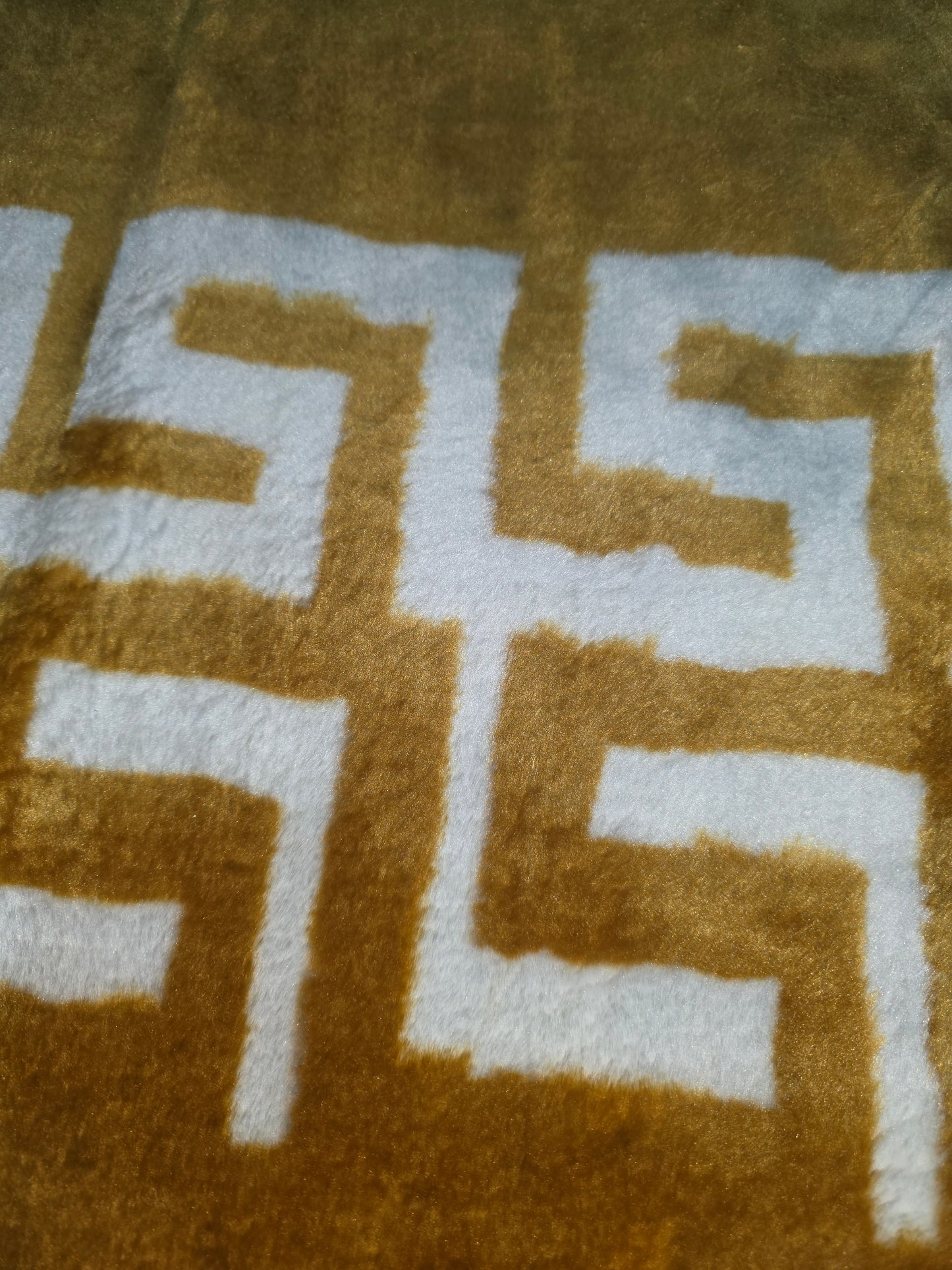 Manta Royal Eskimos 220 x 240 cm – 4 kg | Alta Calidad, Súper Suave y Cálida – 100% Poliéster - VERSACE DORADO