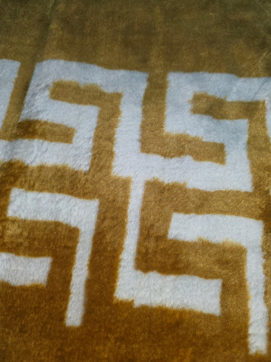 Manta Royal Eskimos 220 x 240 cm – 4 kg | Alta Calidad, Súper Suave y Cálida – 100% Poliéster - VERSACE DORADO