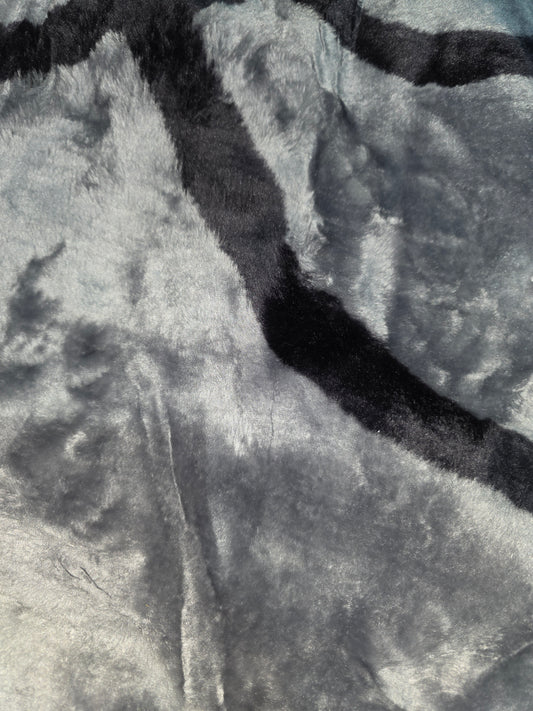 Manta Royal Eskimos 220 x 240 cm – 4 kg | Alta Calidad, Súper Suave y Cálida – 100% Poliéster - GRIS CON NEGRO