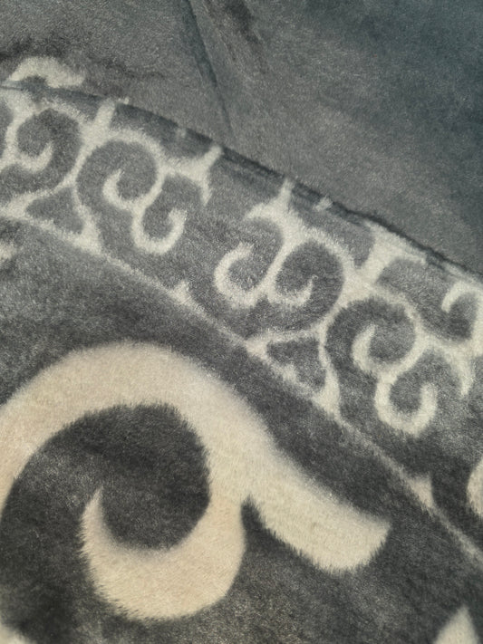 Manta Royal Eskimos 220 x 240 cm – 4 kg | Alta Calidad, Súper Suave y Cálida – 100% Poliéster - GRIS CON BLANCO