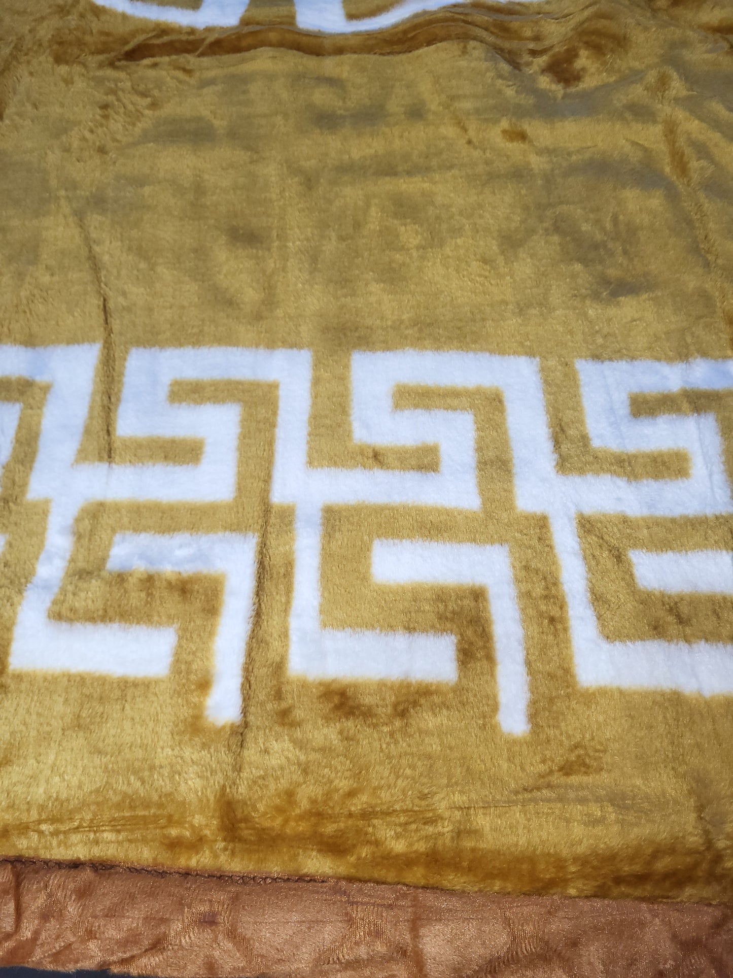 Manta Royal Eskimos 220 x 240 cm – 4 kg | Alta Calidad, Súper Suave y Cálida – 100% Poliéster - VERSACE DORADO