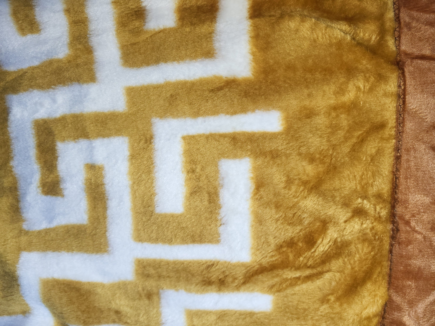 Manta Royal Eskimos 220 x 240 cm – 4 kg | Alta Calidad, Súper Suave y Cálida – 100% Poliéster - VERSACE DORADO