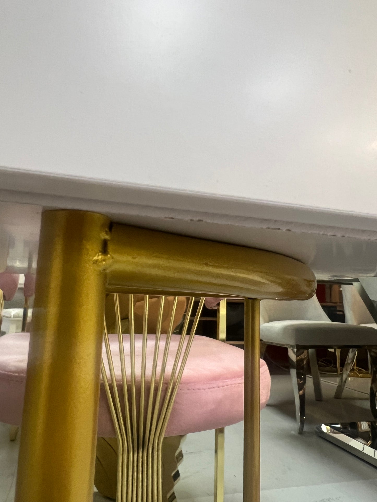 Tocador elegante con silla y espejo led blanco y dorado