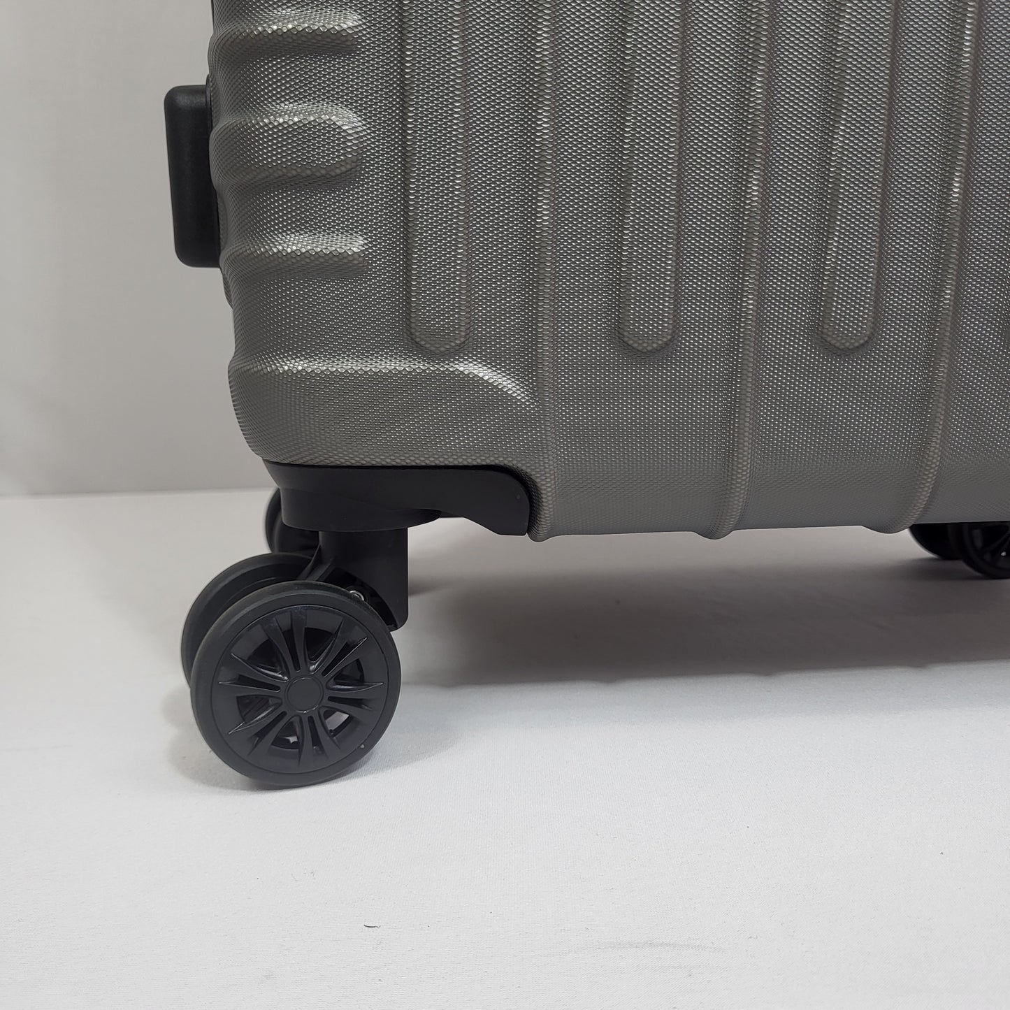 Set de Maletas Travel Pro 3 Piezas – Gris Rígido con Ruedas 360°