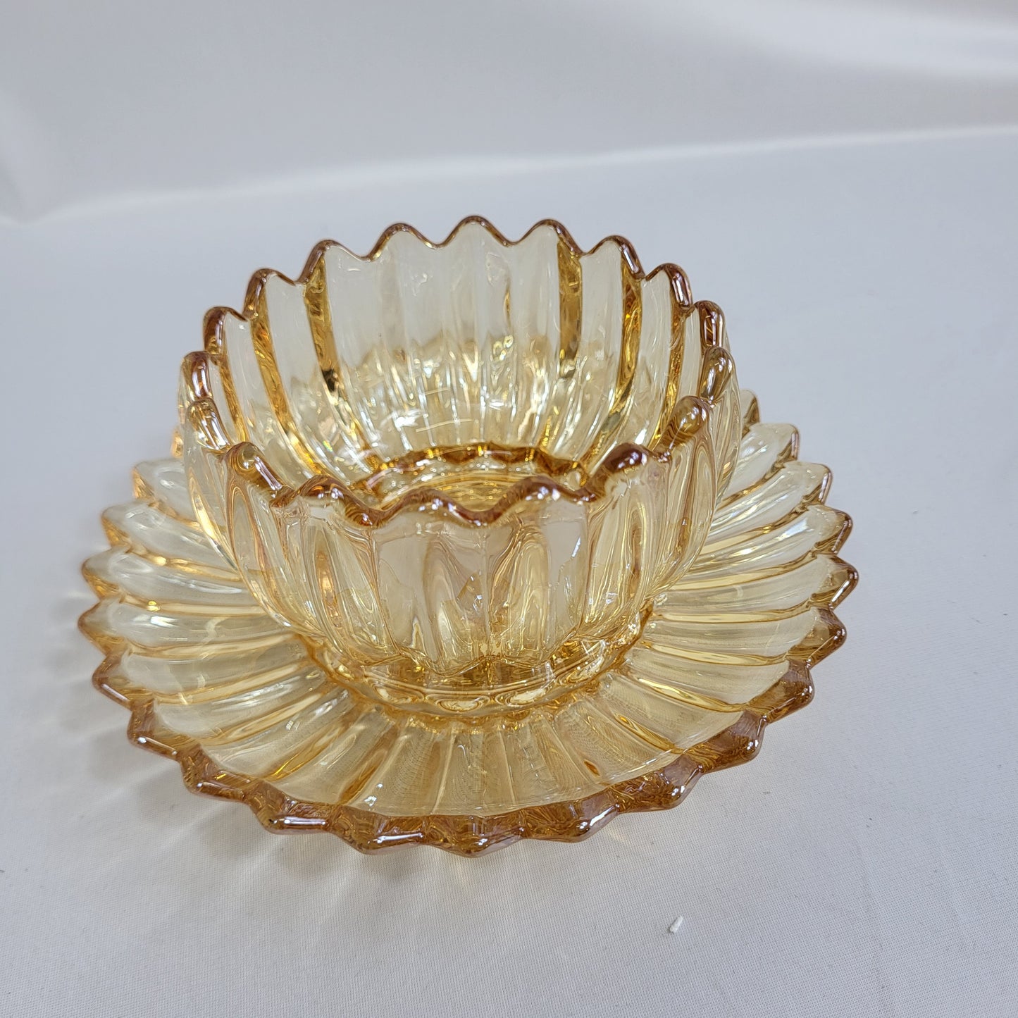 Set de 6 Bowls de Cristal Ámbar Dorado con Diseño Pétalos de Flor y Platillo