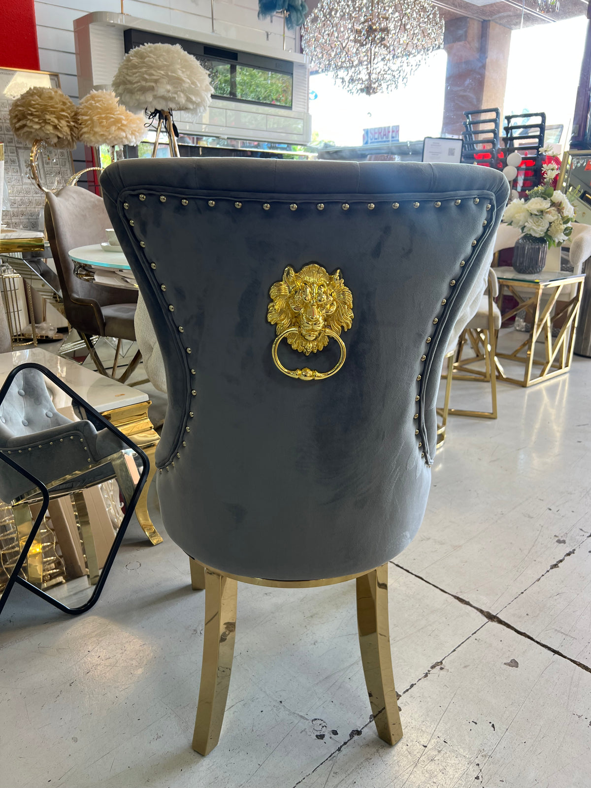 ✨ Silla MODELO leon tapizada gris oscuro con acabado dorado– Elegancia moderna para tu hogar ✨