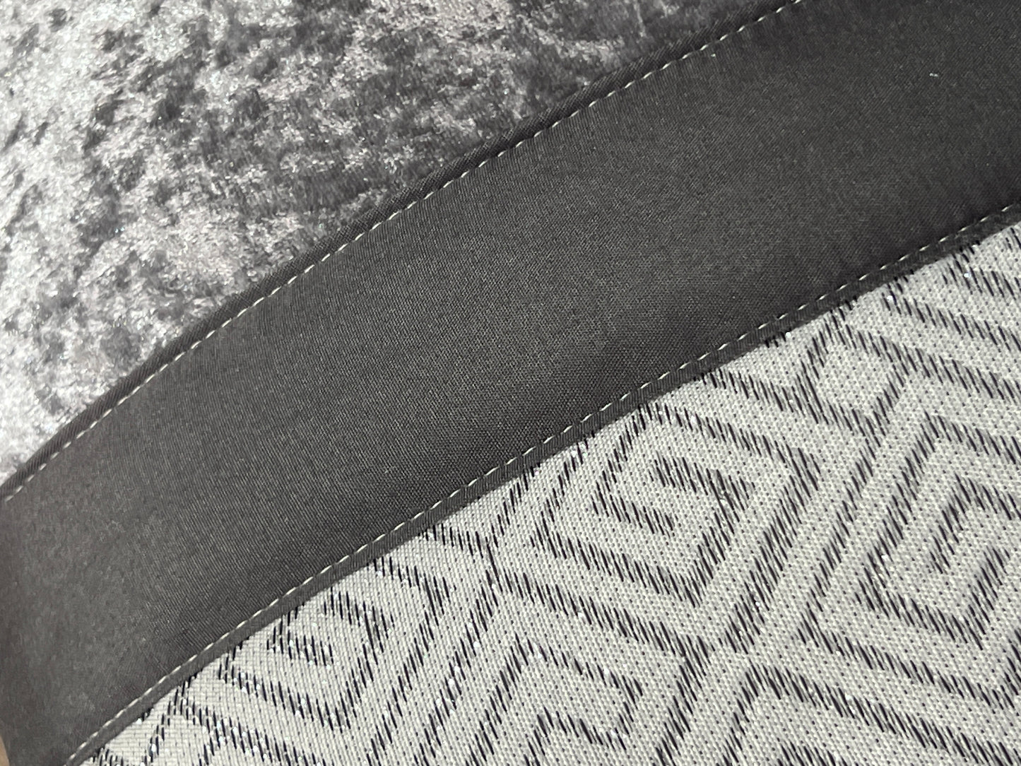 Colcha SUZY Elegante – Conjunto Decorativo con Tres Almohadas, 250 x 260 cm - COLOR GRIS OSCURO