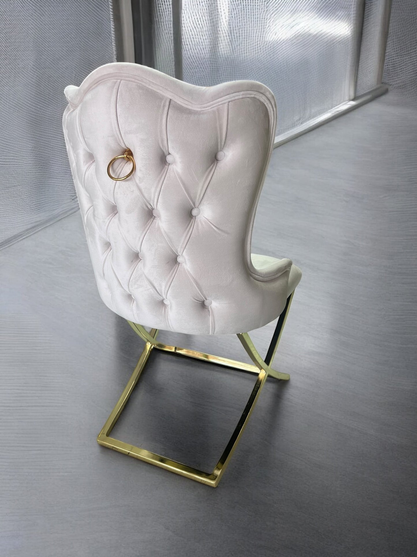 Silla terciopelo BELINDAV01 color beig claro, patas de metal dorado