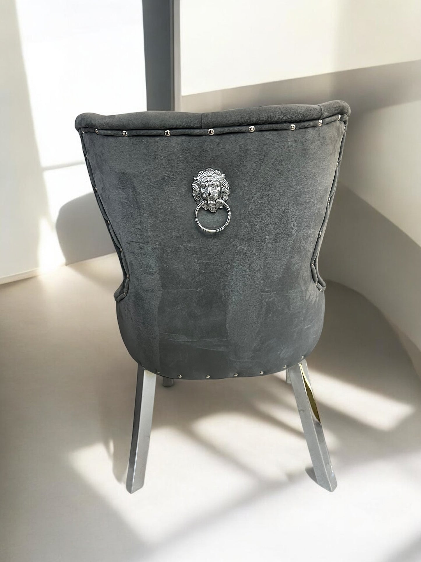 Cadeira de jantar BABYFACEV37 em veludo cinza escuro com pernas em metal prateado