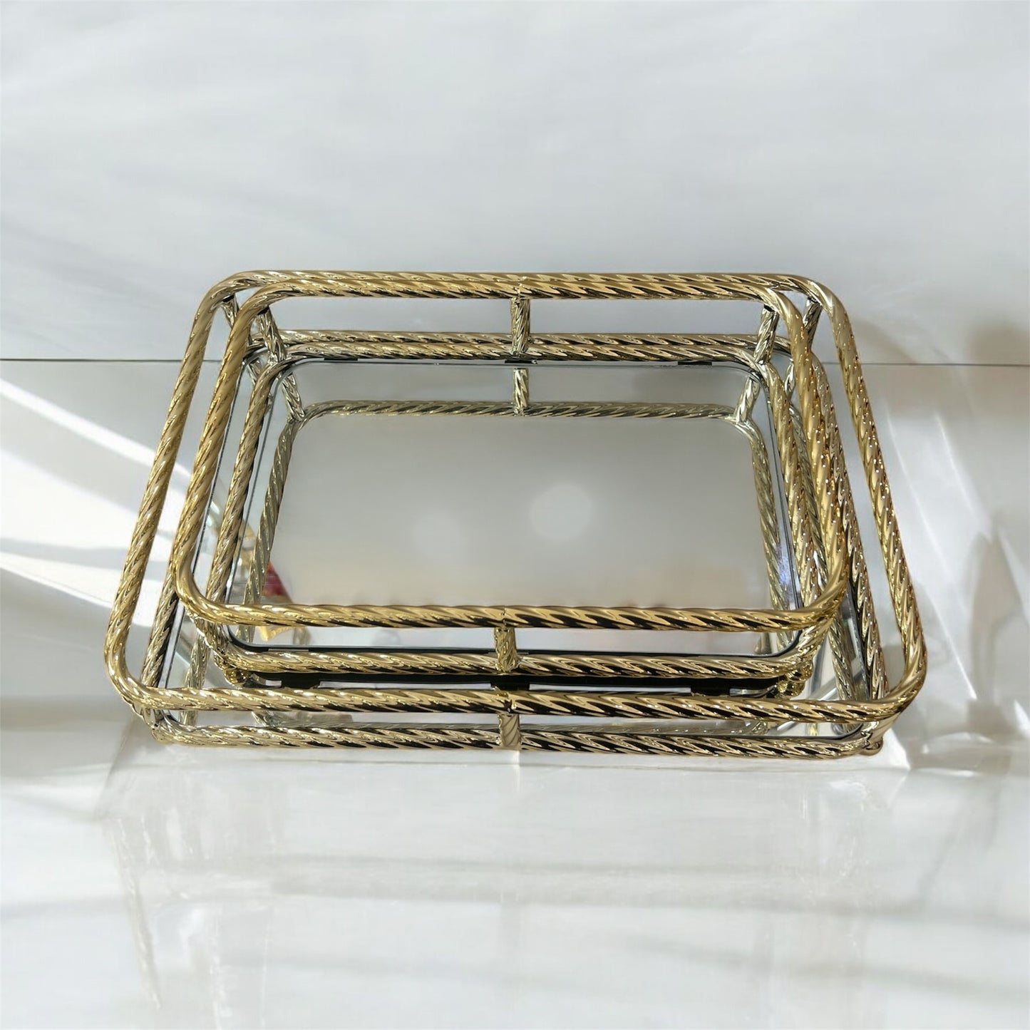 Bandeja rectangular con bordes dorados
