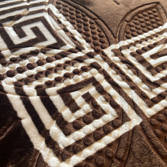 Alfombra Clásica Marrón con Cenefa Blanca de Inspiración Oriental – Estilo Árabe