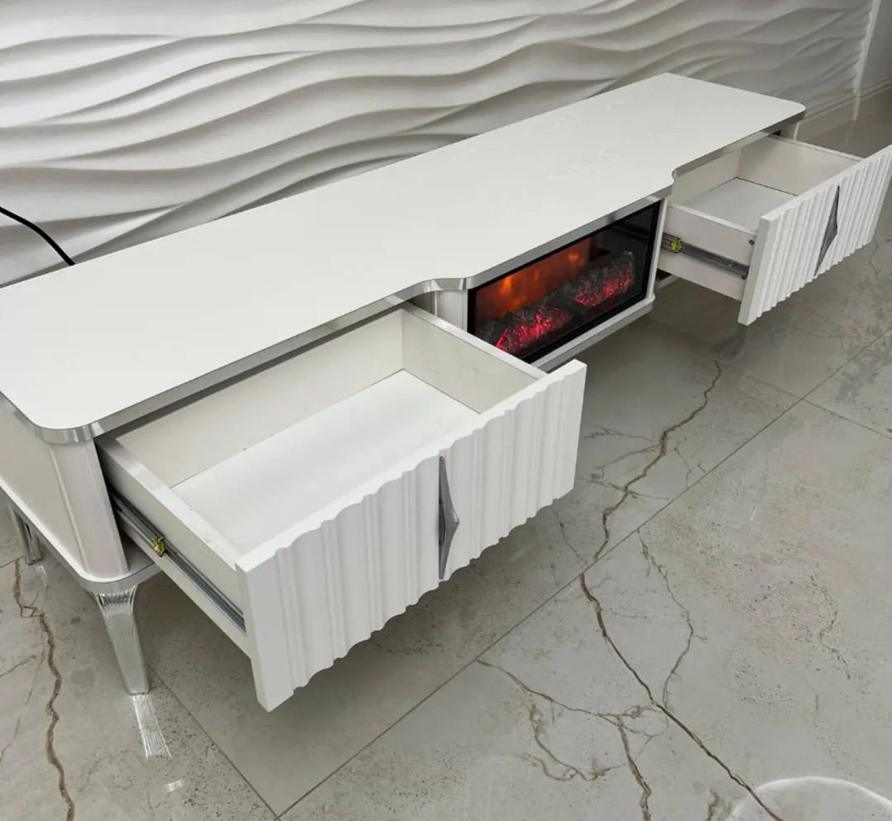 Mesa de TV com lareira digital - BRANCO COM DETALHES EM PRATA