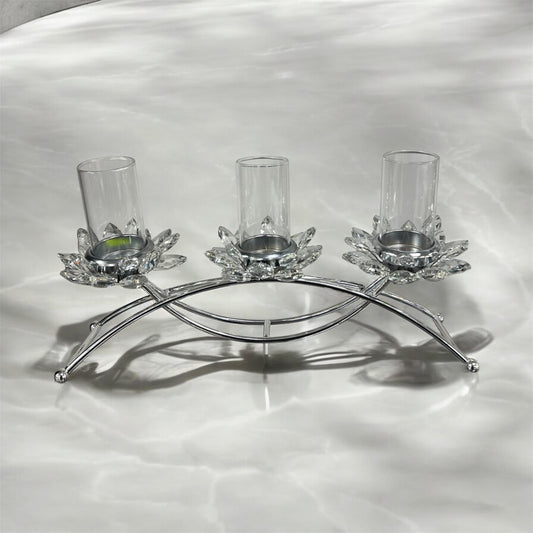 Portavelas Triple de Cristal y Metal Plateado con Diseño de Flores de Loto