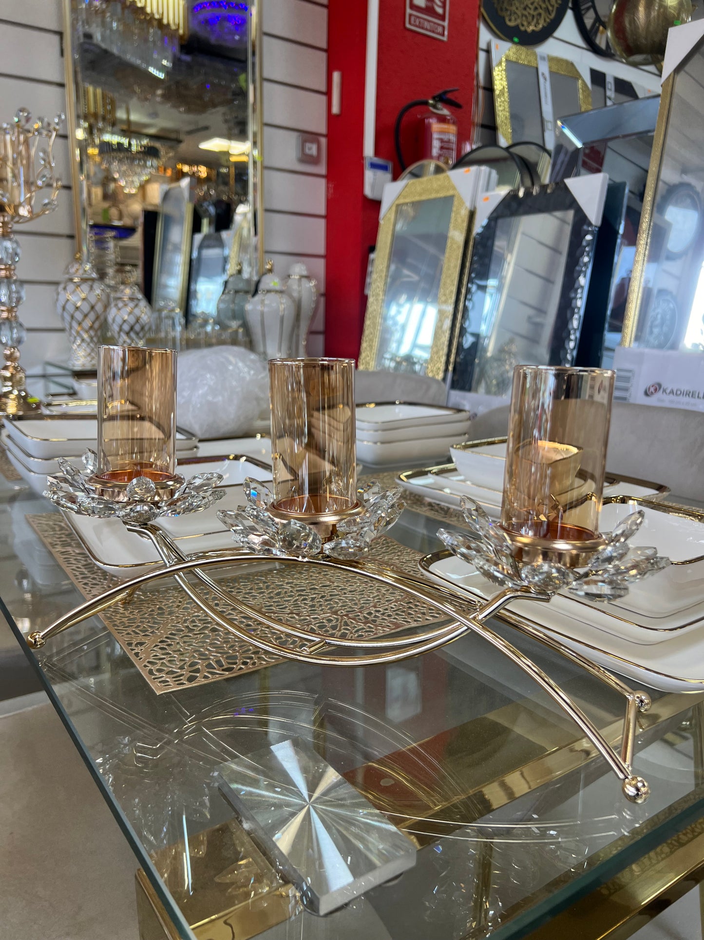 Candelabro triple clásico en dorado