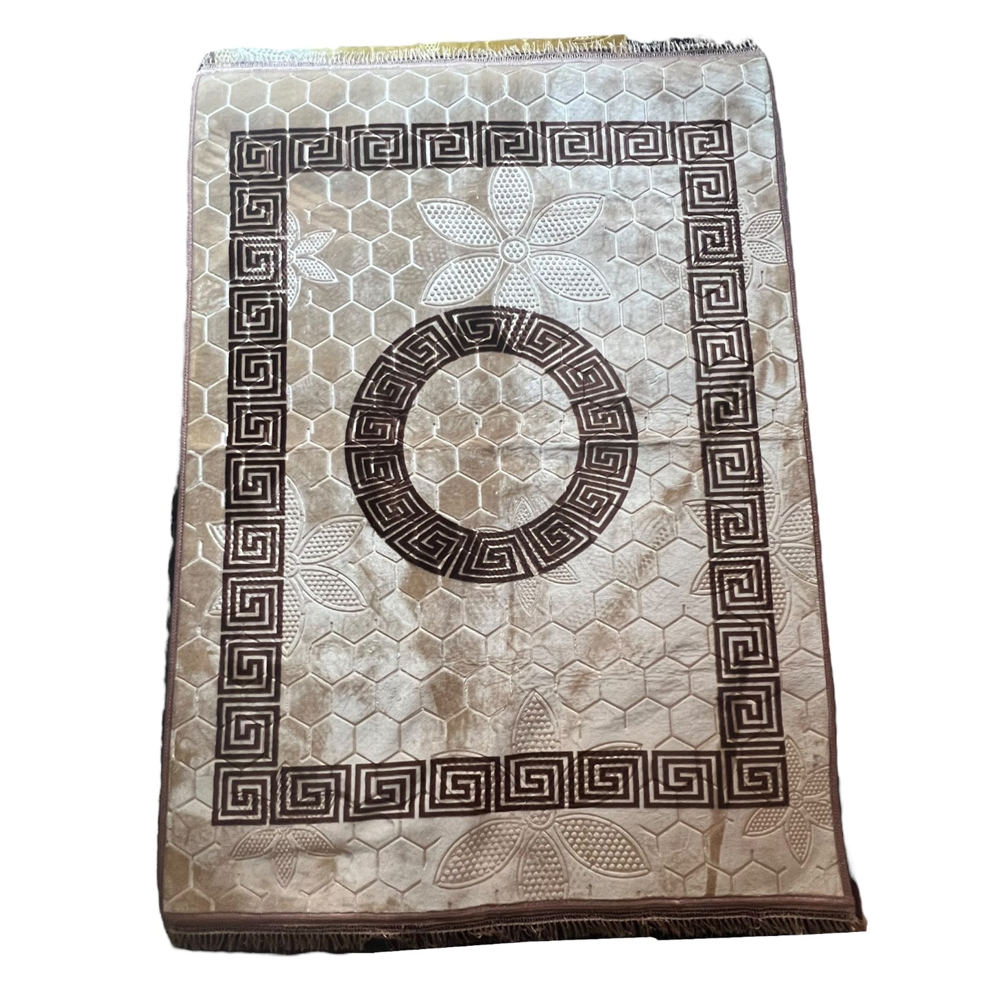 Tapete dourado com detalhes marrons