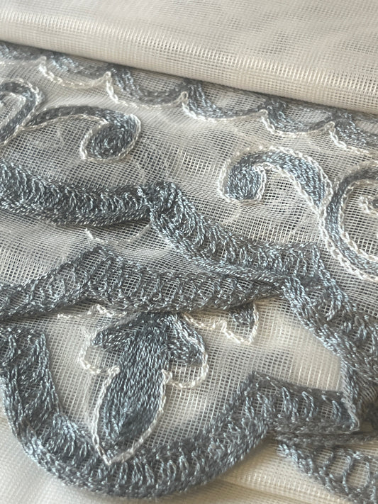 CORTINA VOILE BORDADA MODELO LOTUS 140 x 240 CM – COLOR GRIS