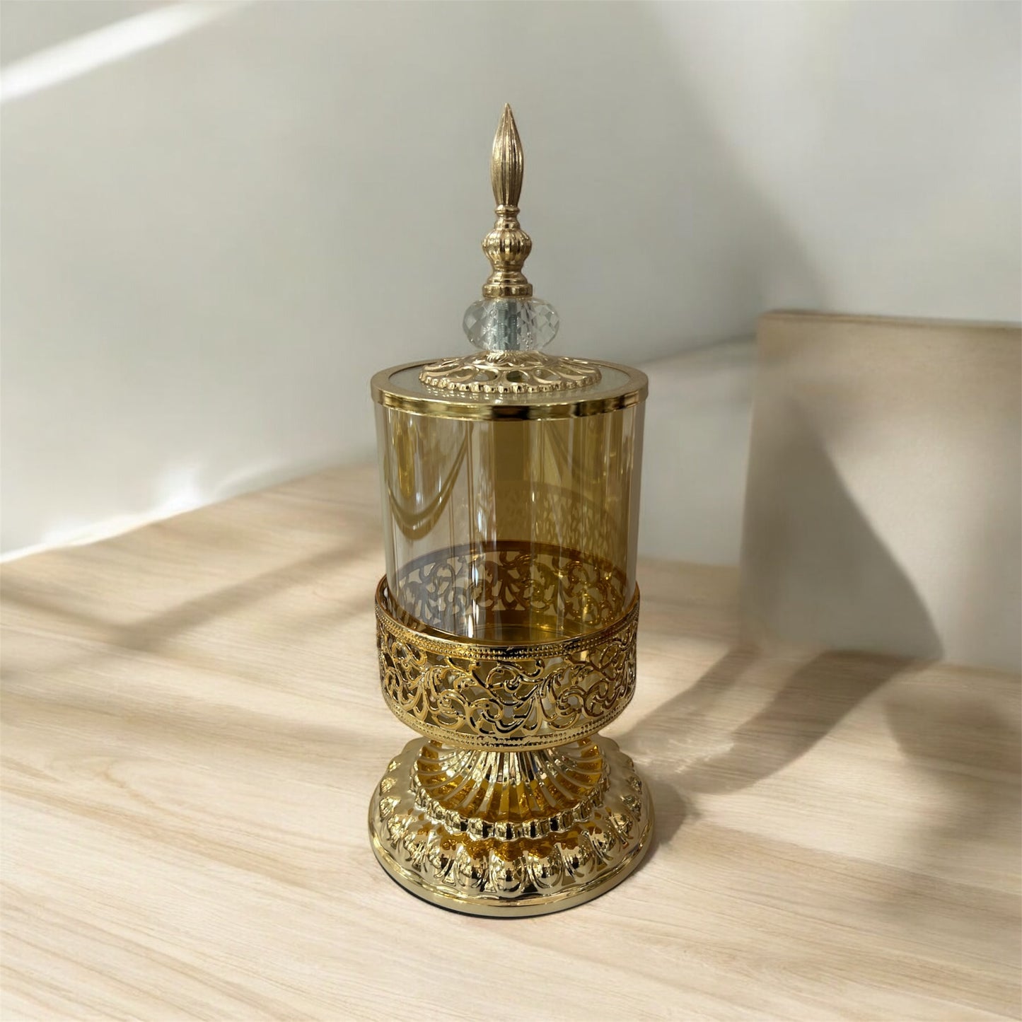 Copón de cristal con tapa y base ornamentada