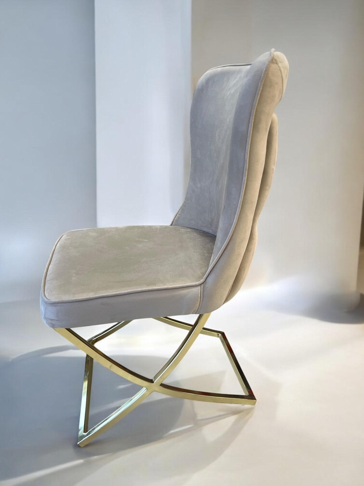 Silla de Comedor de Lujo Modelo "Clover V-03" - Tapizado Beige V-03 y Patas Doradas ✨