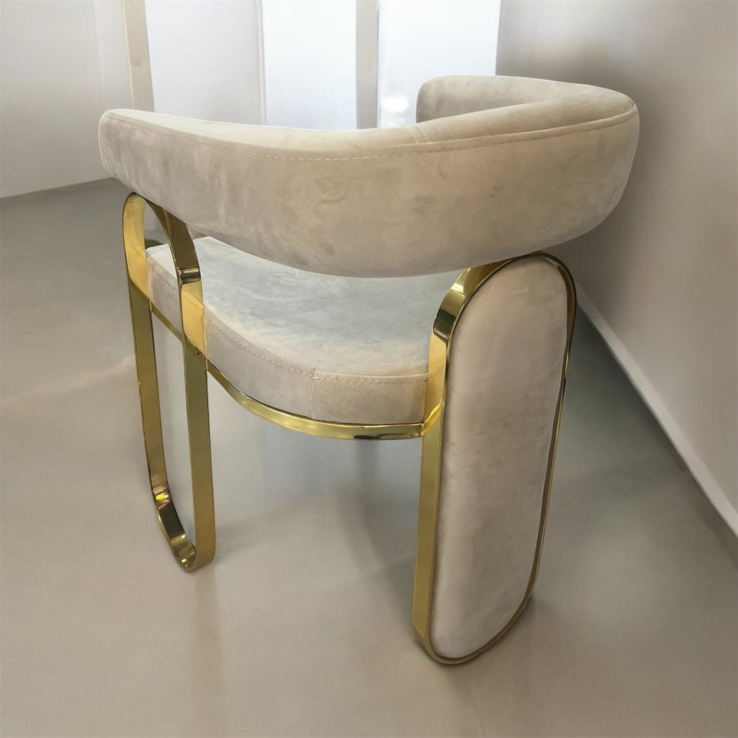 Silla terciopelo modelo Merkure12 color beig, patas de metal dorado