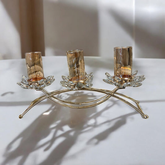 Portavelas Triple de Cristal y Metal Dorado con Diseño de Flores de Loto