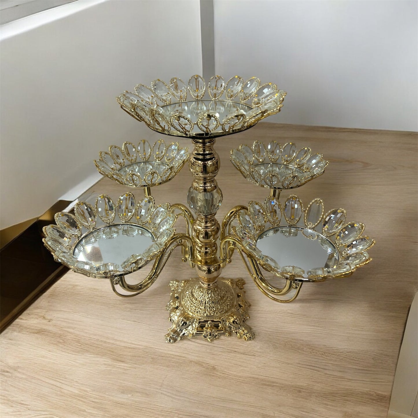 Centro de Mesa Decorativo de Cristal y Metal Dorado – 5 Niveles