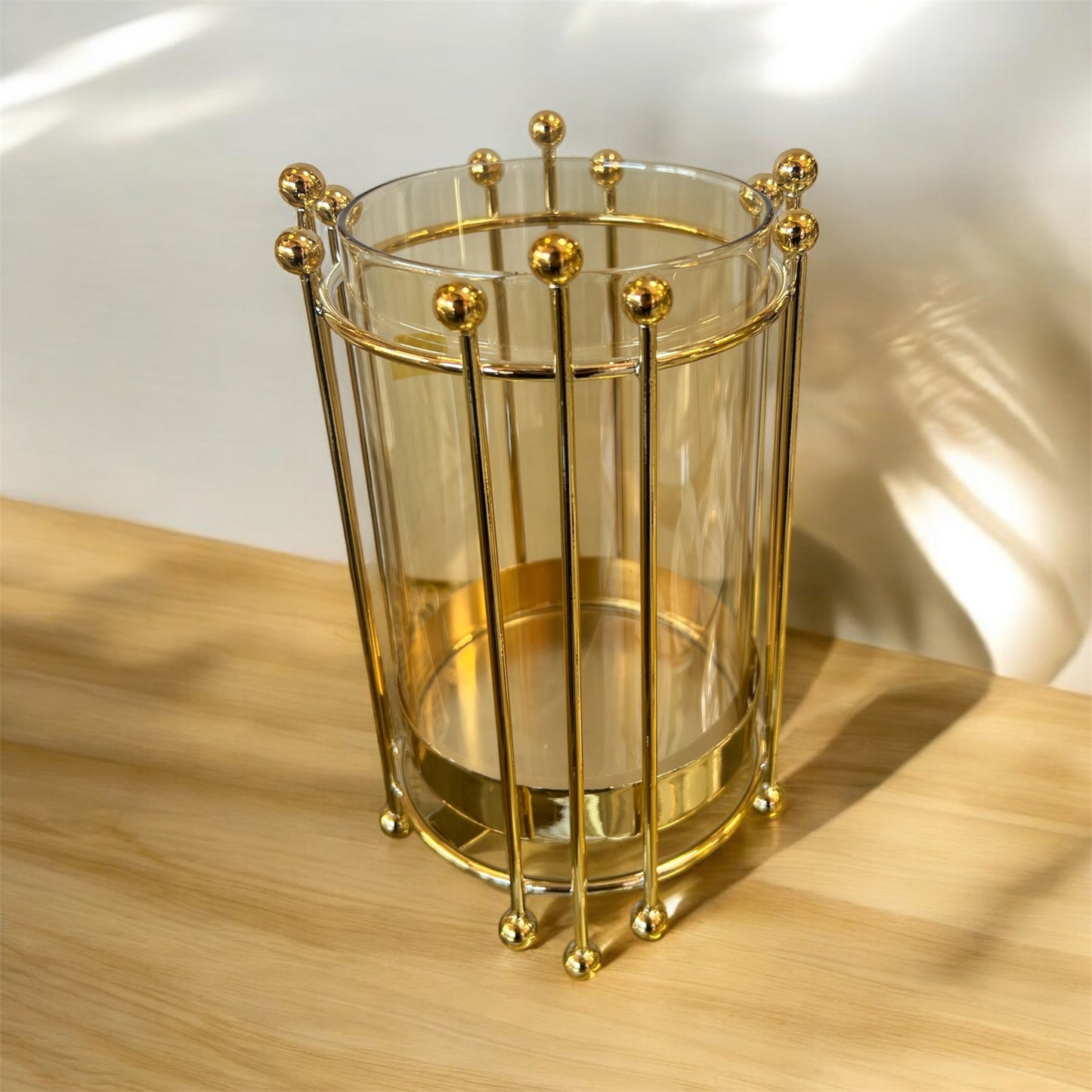 Portavelas de Cristal Ámbar con Estructura Dorada – Diseño Moderno y Lujoso