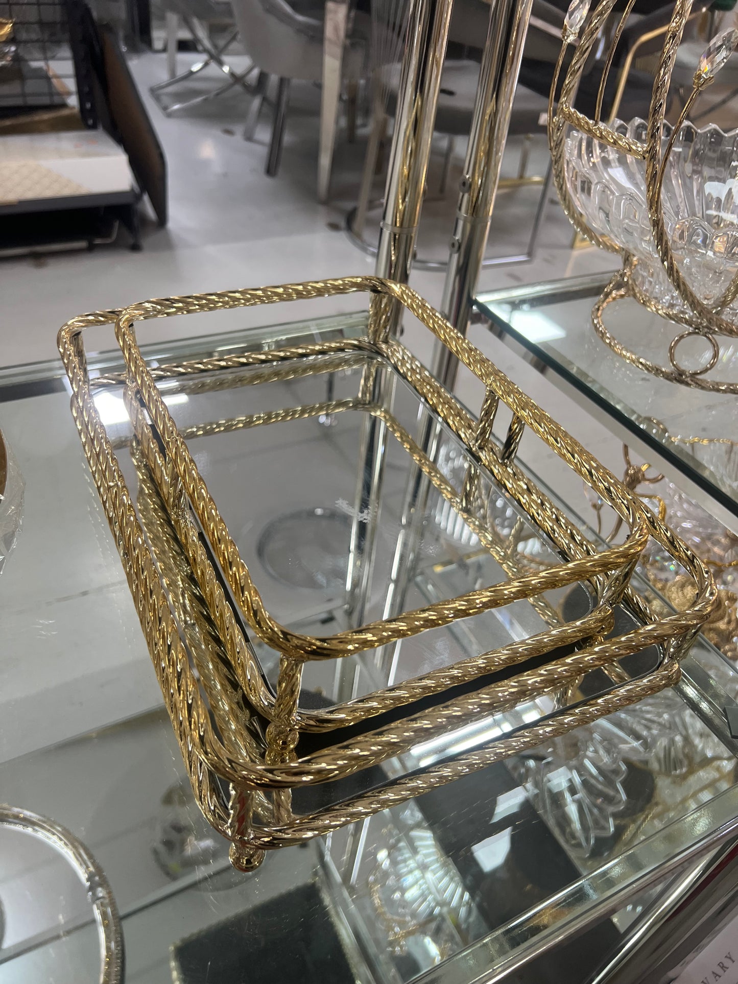 Bandeja Rectangular Dorada con Base de Espejo — Estilo Clásico y Elegante