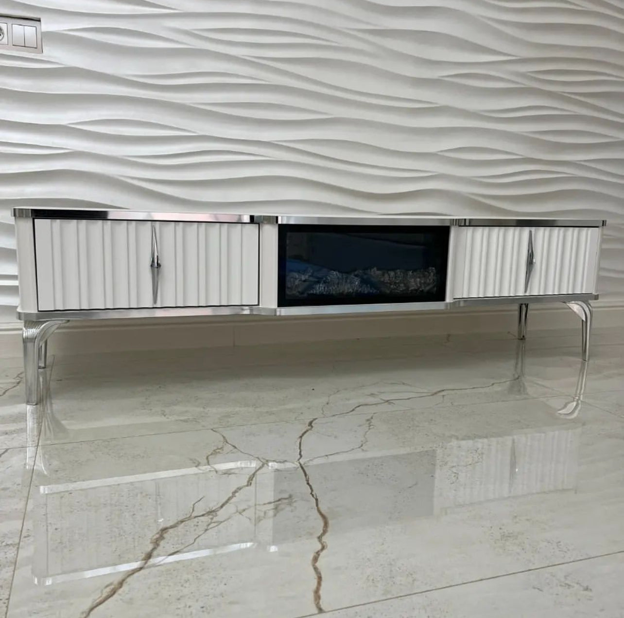 Mesa de TV com lareira digital - BRANCO COM DETALHES EM PRATA