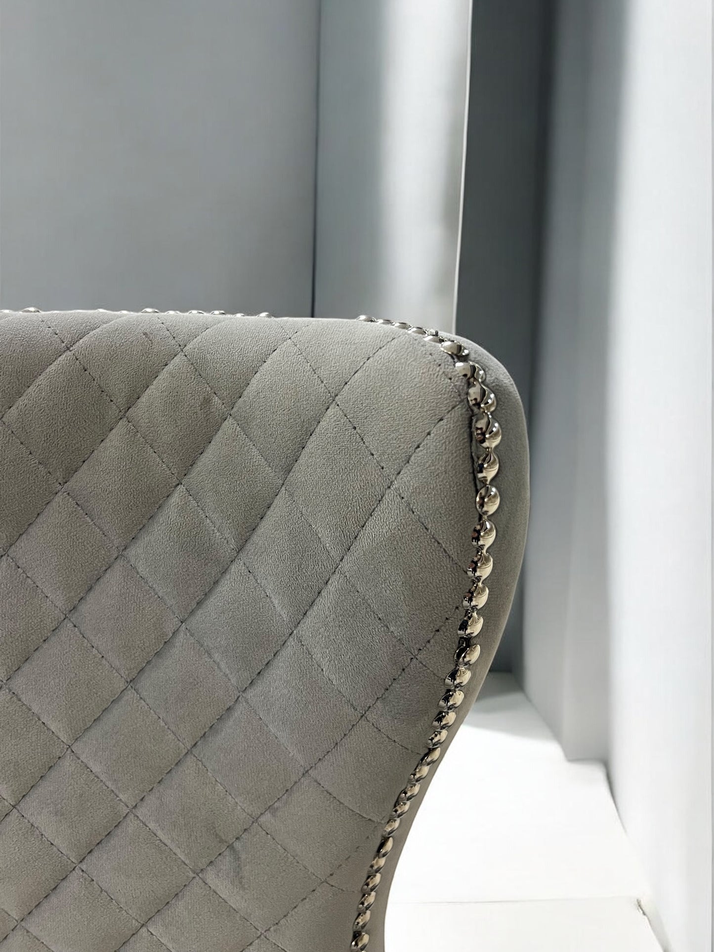 Cadeira de veludo cinza claro LONDRASCHAIRVV25, pernas de metal prateado