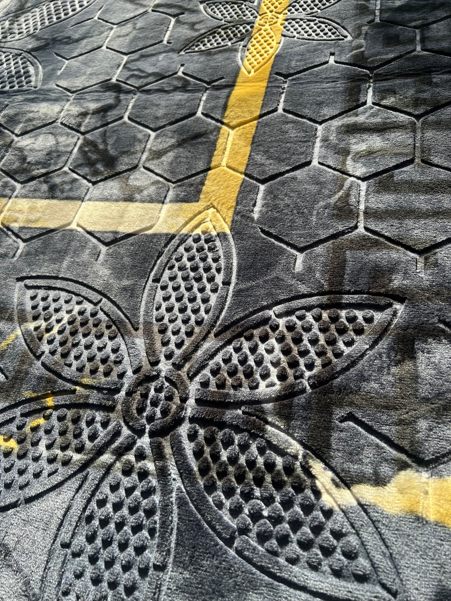 Alfombra Clásica Gris y detalles Dorados con Cenefa Negra de Inspiración Oriental – Estilo Árabe