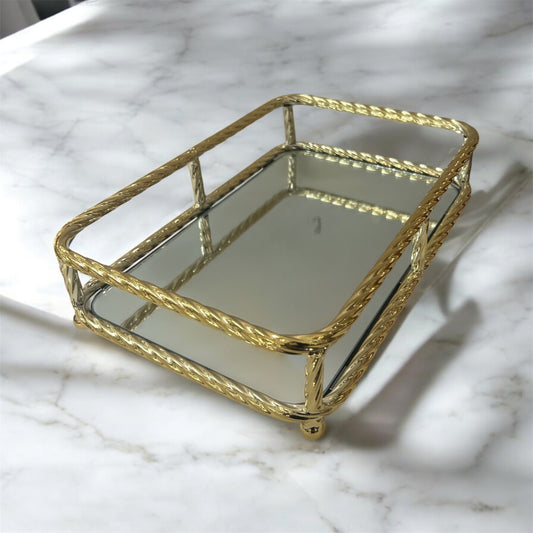 Bandeja rectangular con bordes dorados