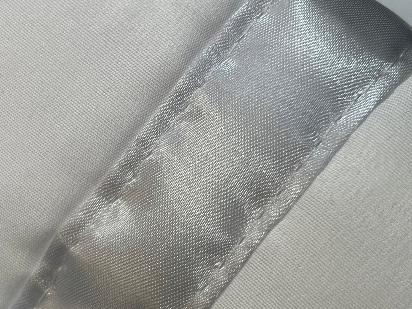 Colcha GOOLD Elegante – Conjunto Decorativo con Dos Almohadas, 250 x 260 cm - COLOR BLANCO CON DETALLES EN PLATA