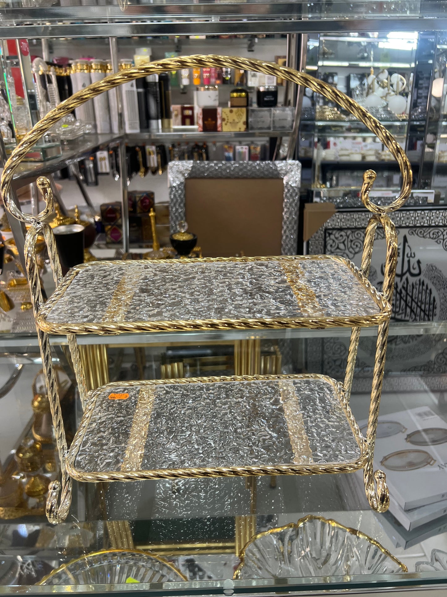🏷 Bandeja Decorativa de 2 Pisos con Estructura Dorada y Cristal Texturizado – Estilo Clásico y Elegante