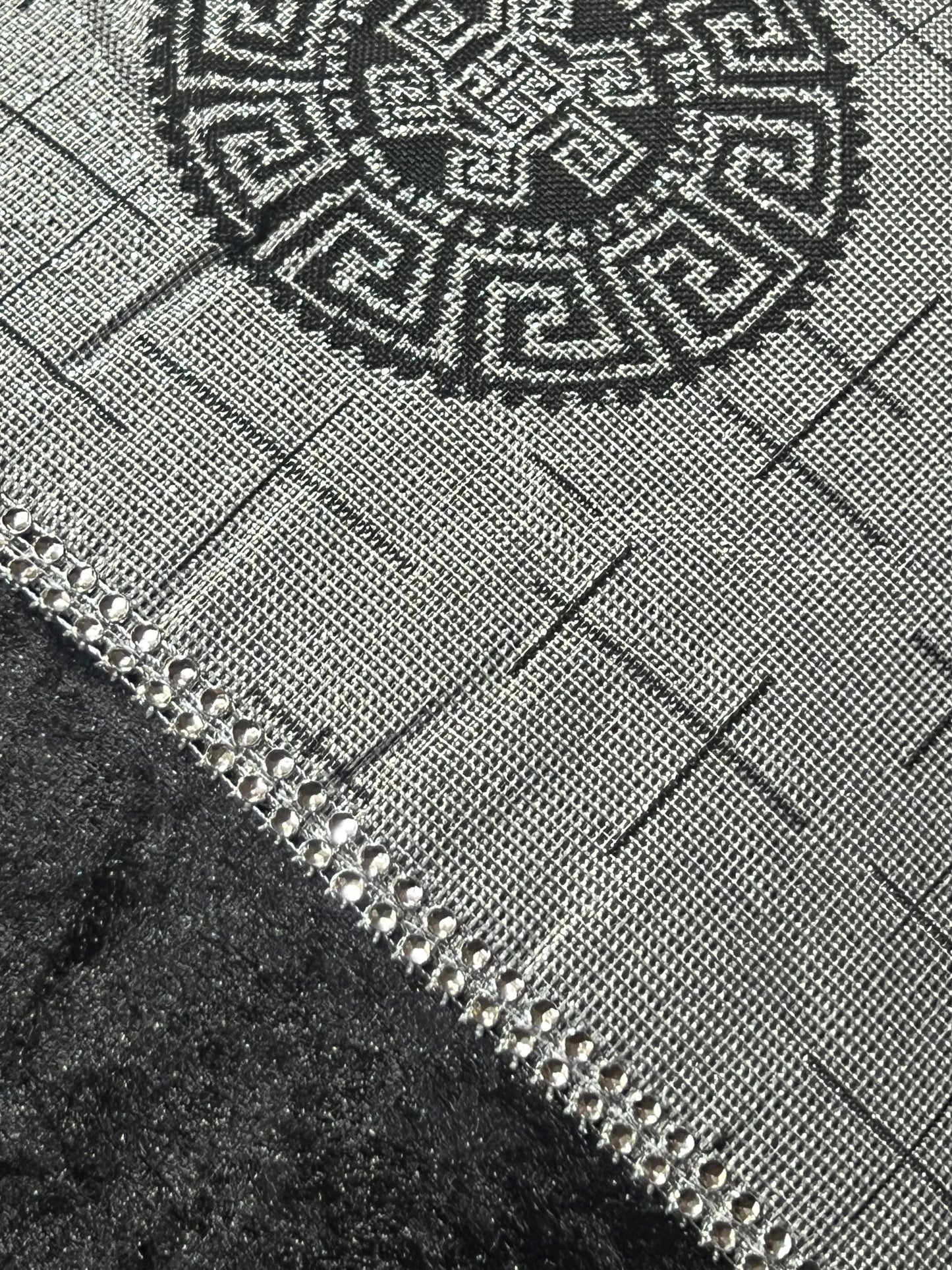 🏯 Colcha TOQUIO Elegante – Conjunto Decorativo con Tres Almohadas, 250 x 260 cm - COLOR NEGRO