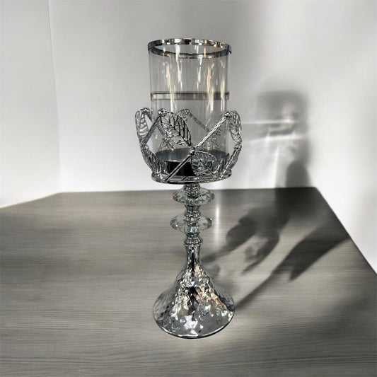 Castiçal em cristal e metal prateado com detalhes em folhas