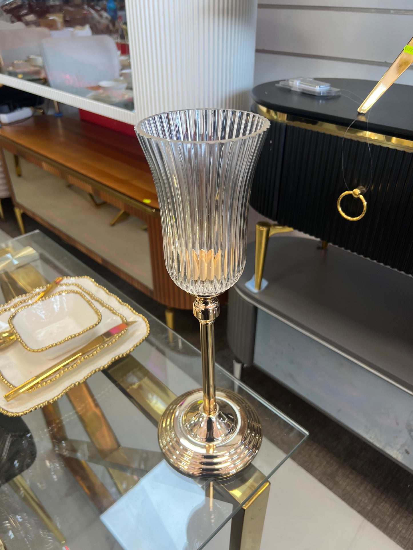 Portavelas de Cristal Acanalado con Base de Metal Dorado