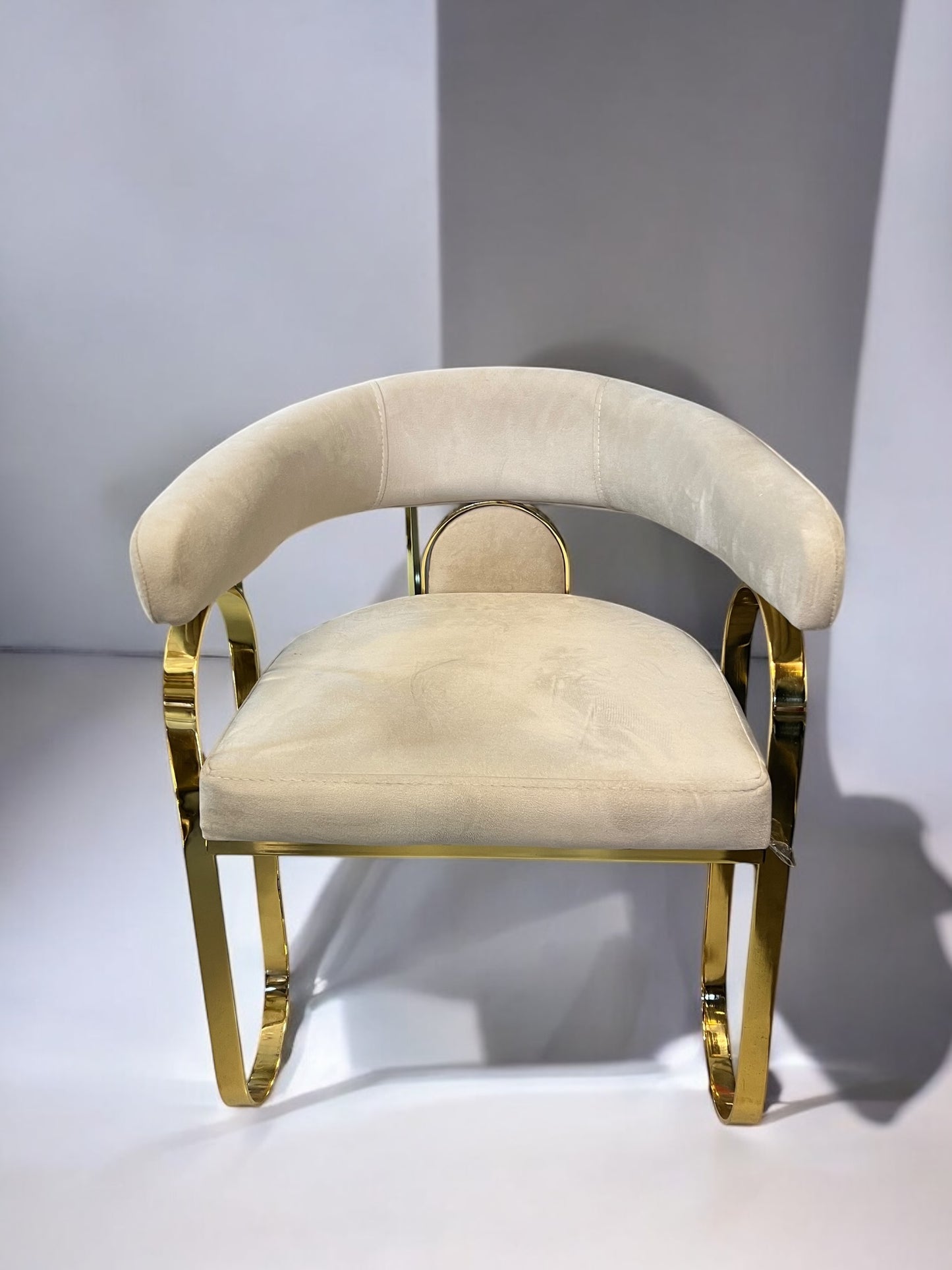 Silla terciopelo modelo Merkure12 color beig, patas de metal dorado