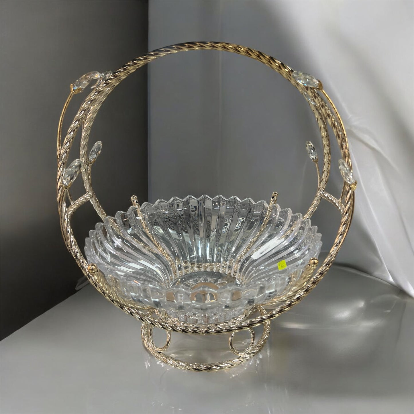 Cesta decorativa redonda con borde de cuerda dorada
